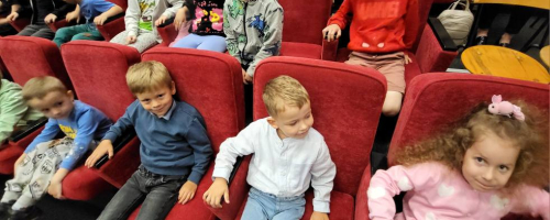 WYCIECZKA PRZEDSZKOLAKÓW NA SPEKTAKL TEATRALNY "JAŚ I MAŁGOSIA”