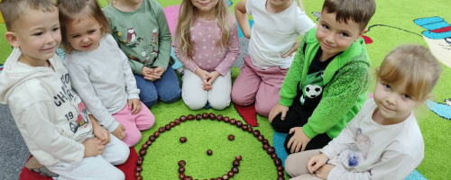 ZABAWY MALUSZKÓW KASZTANAMI